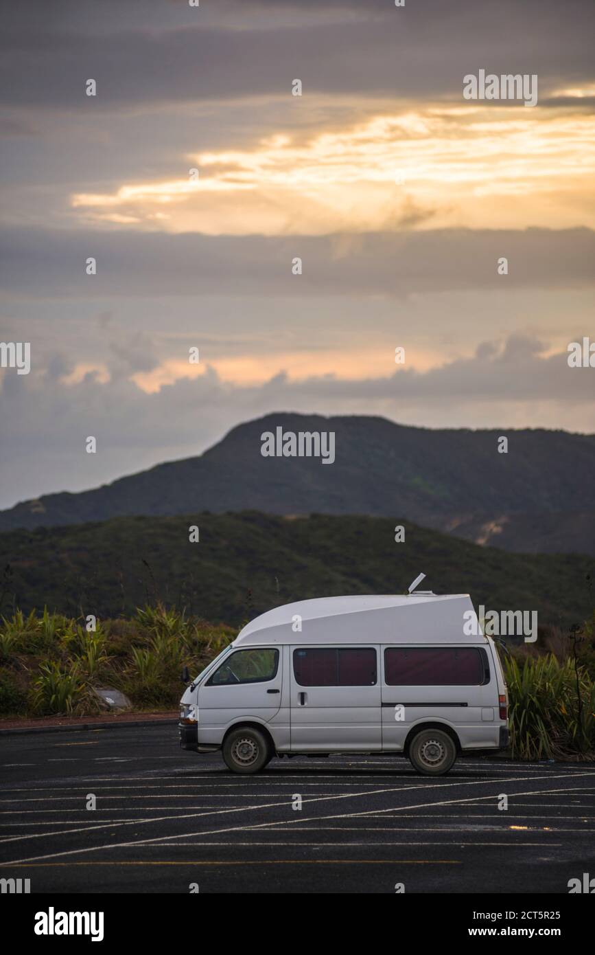 Wohnmobil bei Sonnenaufgang am Cape Reinga (Te Rerenga Wairua), Northland, Neuseeland Stockfoto