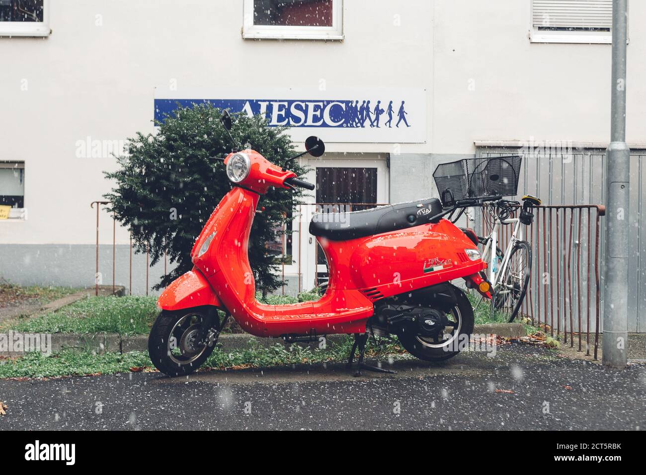 Würzburg/Deutschland-3/1/19: Der rote IVA Lux 50 an einem verschneiten  Wintertag auf einer Straße in einer deutschen Stadt. Ein Roller ist eine  Art Motorrad mit einem Schritt Stockfotografie - Alamy