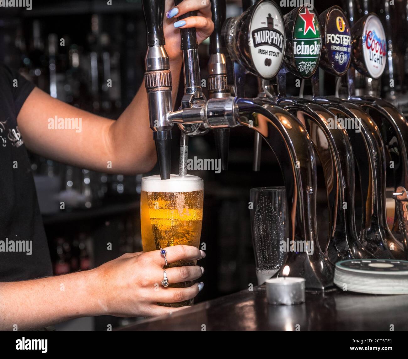 Cork County, Cork, Irland. September 2020. Nachdem sie seit Mitte März wegen der Covid-19 Lockdown Wet Pubs geschlossen sind, bereiten Sie sich auf die Wiedereröffnung heute vor. Die Wiedereröffnung muss dies nach strengen Leitlinien tun, zu denen die Einführung sozialer Distanzierungen, die obligatorische Tischdienstleistung und die Verbesserung der Reinigungssysteme gehören. Pubs in Dublin müssen geschlossen bleiben, da die Hauptstadt weiterhin unter den Beschränkungen der Stufe 3 des Plans Living with Covid-19 der Regierung unterliegt. - Credit; David Creedon / Alamy Live News Stockfoto