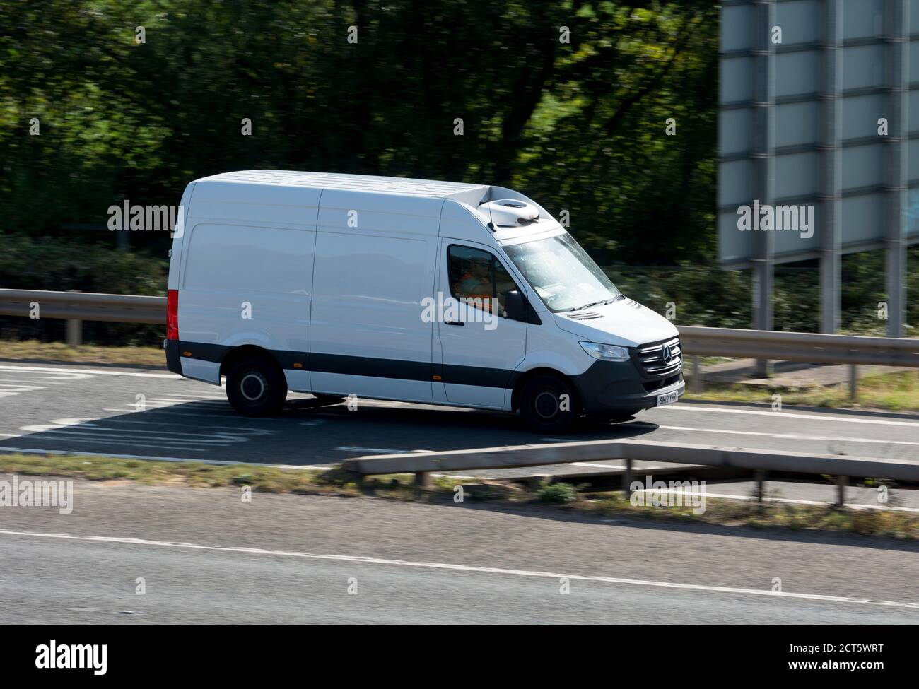Ein weißer Van, der die Autobahn M40 an der Anschlussstelle 15, Warwick, Großbritannien verlässt Stockfoto