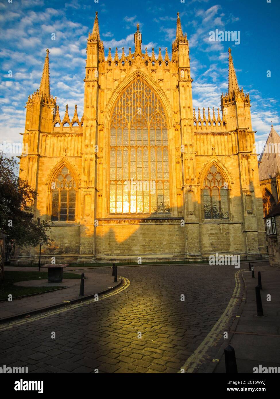 York Minster am frühen Morgen von der aufgehenden Sonne beleuchtet. Stockfoto