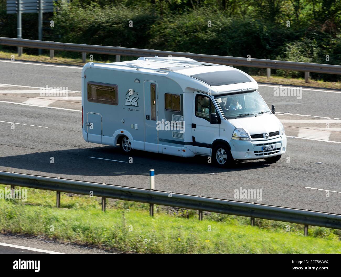 Ein Knaus Wohnmobil auf der Autobahn M40, Warwickshire, Großbritannien Stockfoto
