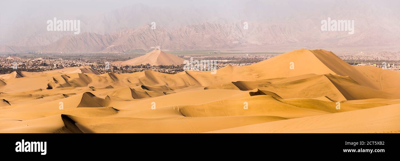 Sanddünen in der Wüste am Huacachina, Ica Region, Peru, Südamerika Stockfoto