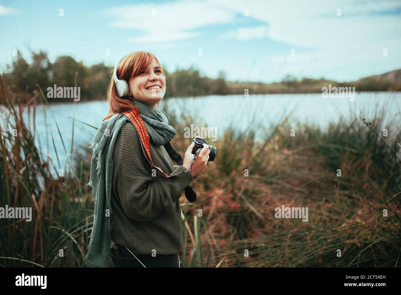 Junge Frau, die mit einem alten im Wald fotografiert Kamera Stockfoto