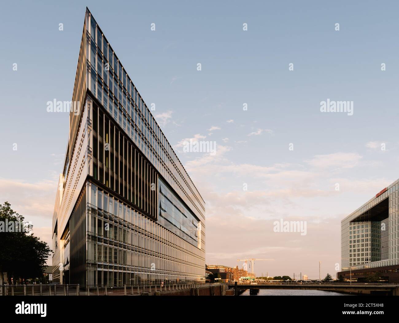 Hamburg, Deutschland - 3. August 2019: Bürogebäude Deichtor und der Spiegel im Hamburger Hafen Stockfoto