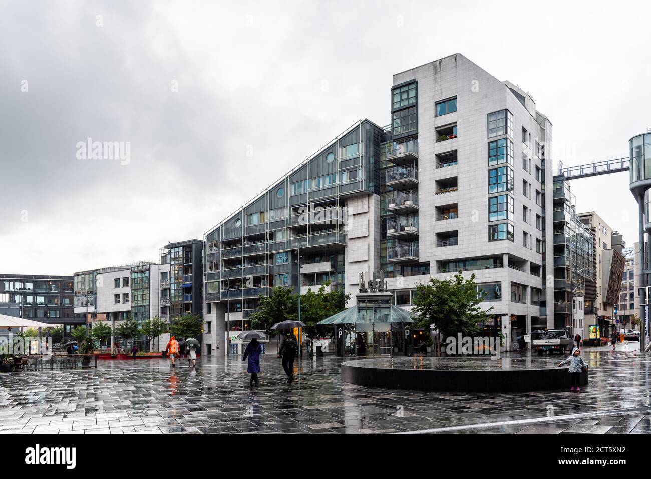 Oslo, Norwegen - 10. August 2019: Neue Luxus-Wohngebäude in der Gegend von Aker Brygge ein regnerischer Sommertag. Es ist eine beliebte Gegend zum Einkaufen und Essen Stockfoto