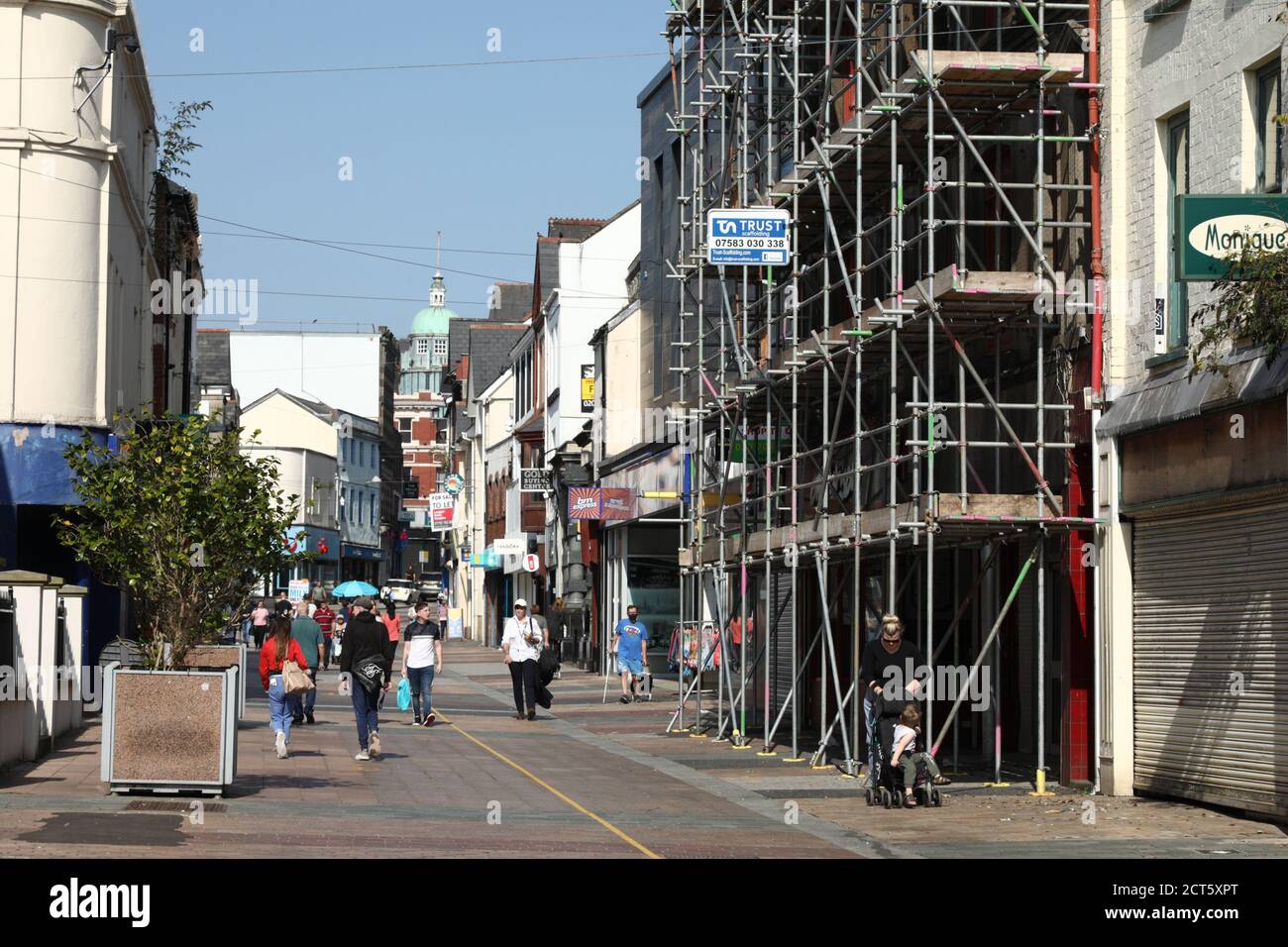 Merthyr Tydfil, South Wales, Großbritannien. 21. September 2020. Heute Nachmittag gehen die Menschen in Merthyr ins Stadtzentrum, nachdem der Gesundheitsminister von Wales, Vaughan Gething, morgen um 18 Uhr wegen steigender Coronavirus-Fälle eine lokale Sperre angekündigt hatte. Blaenau Gwent, Newport und Bridgend gehen gleichzeitig auch in die lokale Absperrung. Die Städte schließen sich Caerphilly und Rhondda Cynon Taff an, die ebenfalls im Lockdown sind. Quelle: Andrew Bartlett/Alamy Live News. Stockfoto