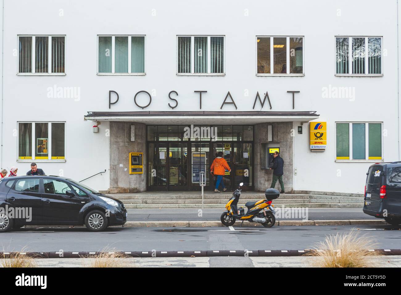 Bad Kissingen/Deutschland-31/12/18: Menschen gehen in die Deutsche Post ein und aus der Münchner Straße. Die Deutsche Post AG ist ein deutsches multinationales Unternehmen Stockfoto