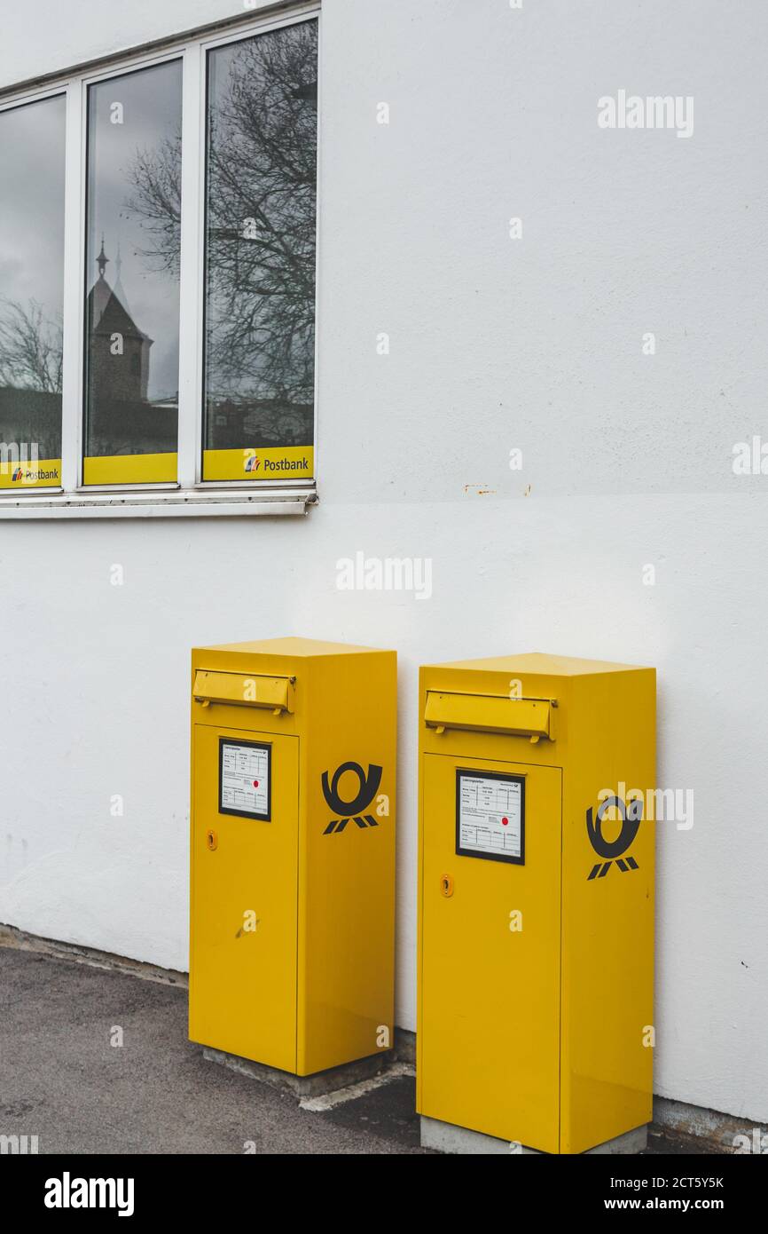 Bad Kissingen/Deutschland-31/12/18: Zwei gelbe Deutsche Postfächer, auf einer Straße installiert. Die Deutsche Post AG ist ein deutsches multinationales Paket Stockfoto