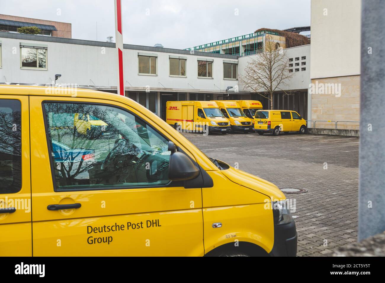 Bad Kissingen/Deutschland-31/12/18: Deutsche Post DHL Group Fuhrpark auf  einem Parkplatz in der Nähe der Post an der Münchner Straße. Deutsche Post  DHL Group ist Th Stockfotografie - Alamy