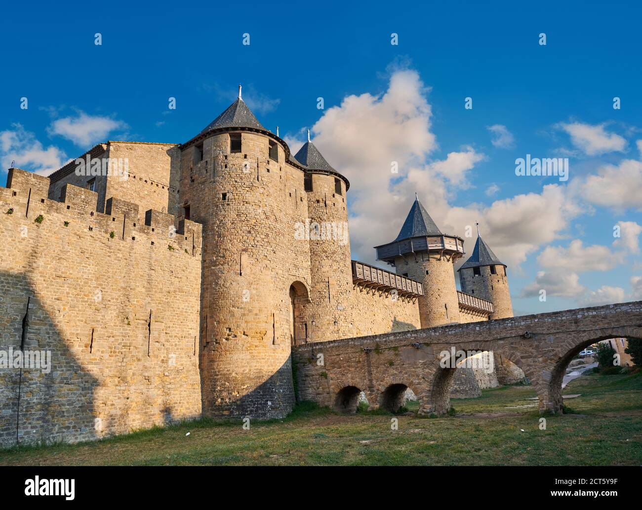 Carcassonne mittelalterliche historische Befestigungsanlagen und Zinnen Mauern von Carcassonne Burg, CarcassonneFrankreich Stockfoto