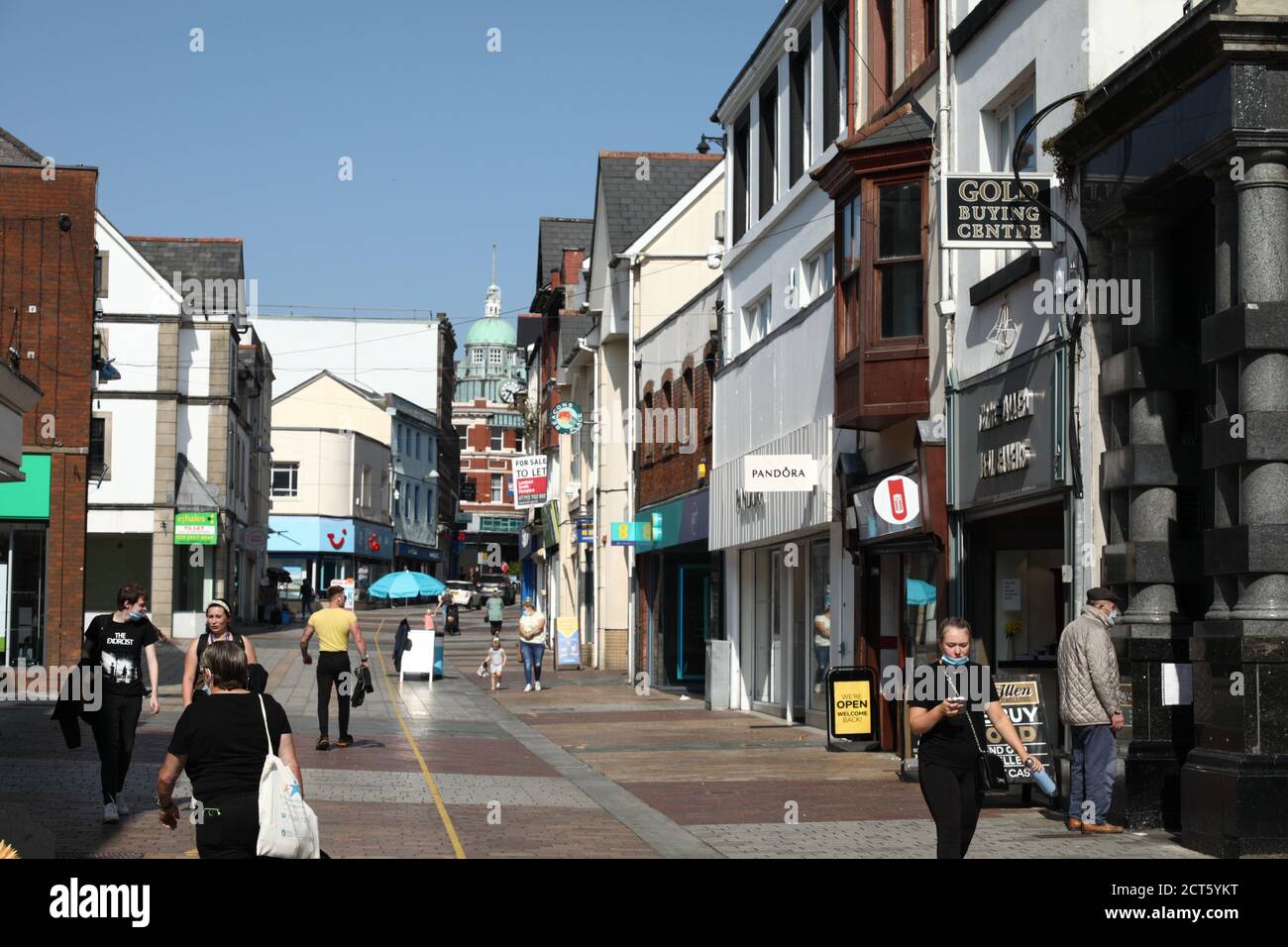 Merthyr Tydfil, South Wales, Großbritannien. 21. September 2020. Heute Nachmittag gehen die Menschen in Merthyr ins Stadtzentrum, nachdem der Gesundheitsminister von Wales, Vaughan Gething, morgen um 18 Uhr wegen steigender Coronavirus-Fälle eine lokale Sperre angekündigt hatte. Blaenau Gwent, Newport und Bridgend gehen gleichzeitig auch in die lokale Absperrung. Die Städte schließen sich Caerphilly und Rhondda Cynon Taff an, die ebenfalls im Lockdown sind. Quelle: Andrew Bartlett/Alamy Live News. Stockfoto