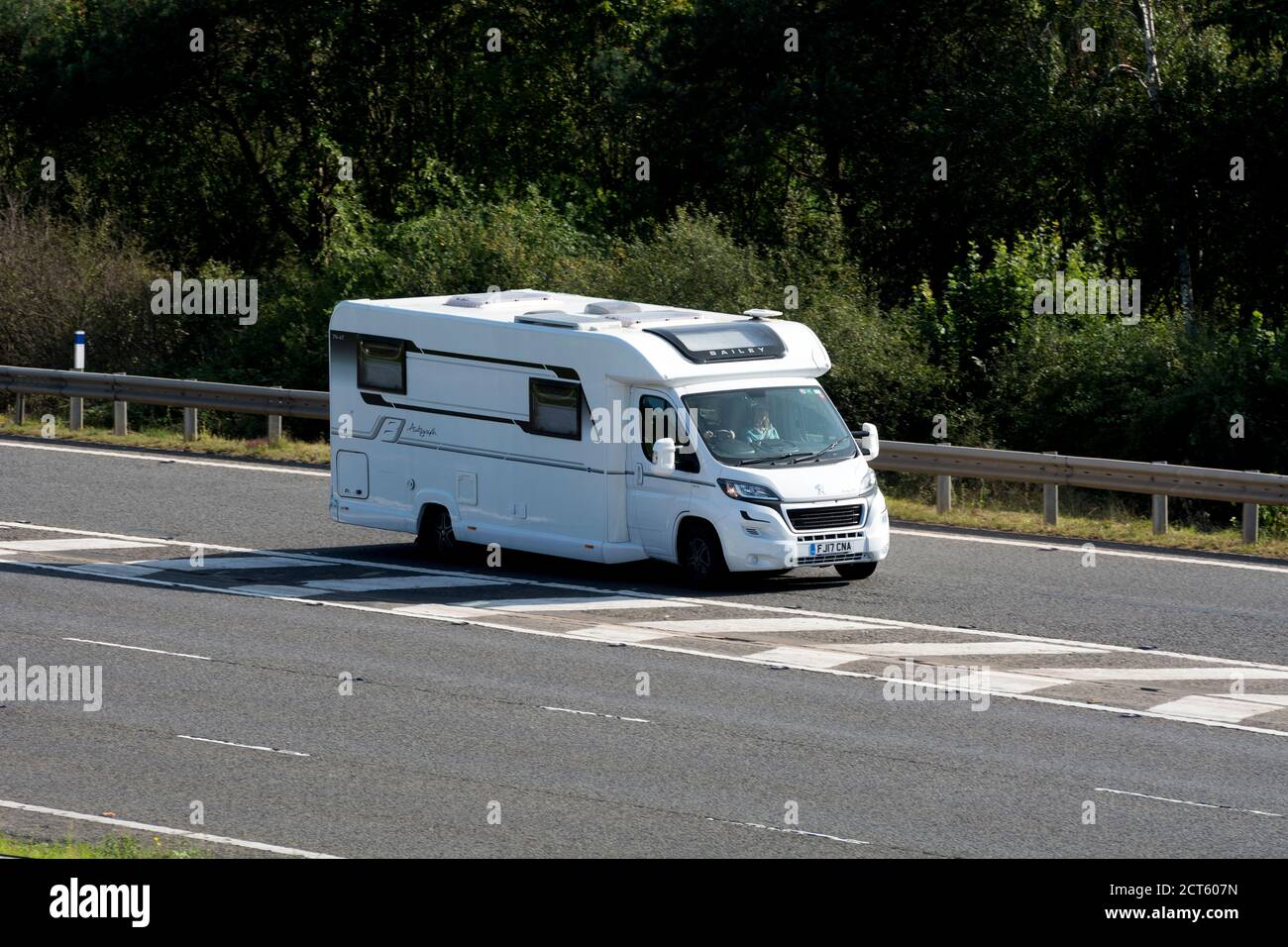 Ein Bailey-Wohnmobil, das die Autobahn M40 an der Anschlussstelle 15, Warwick, Großbritannien verlässt Stockfoto