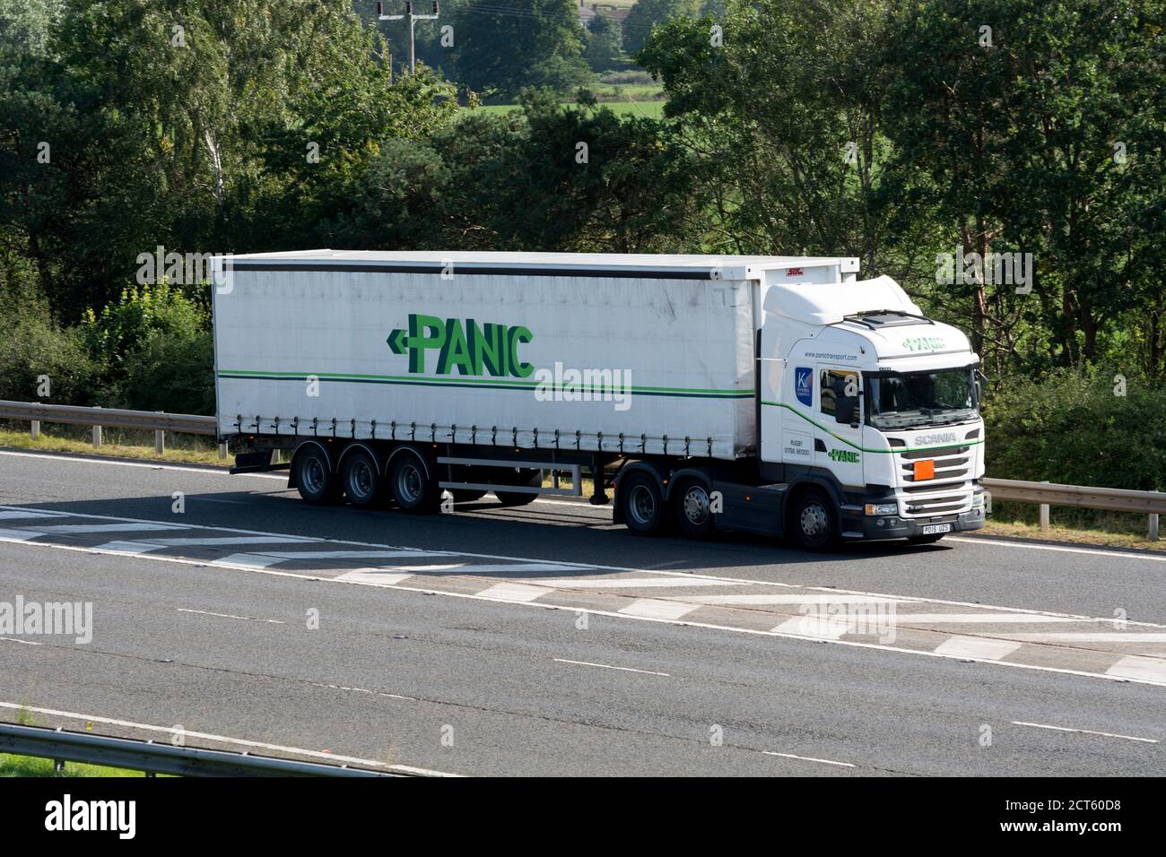 Ein Panic-Lastwagen, der die Autobahn M40 an der Anschlussstelle 15, Warwick, Großbritannien verlässt Stockfoto