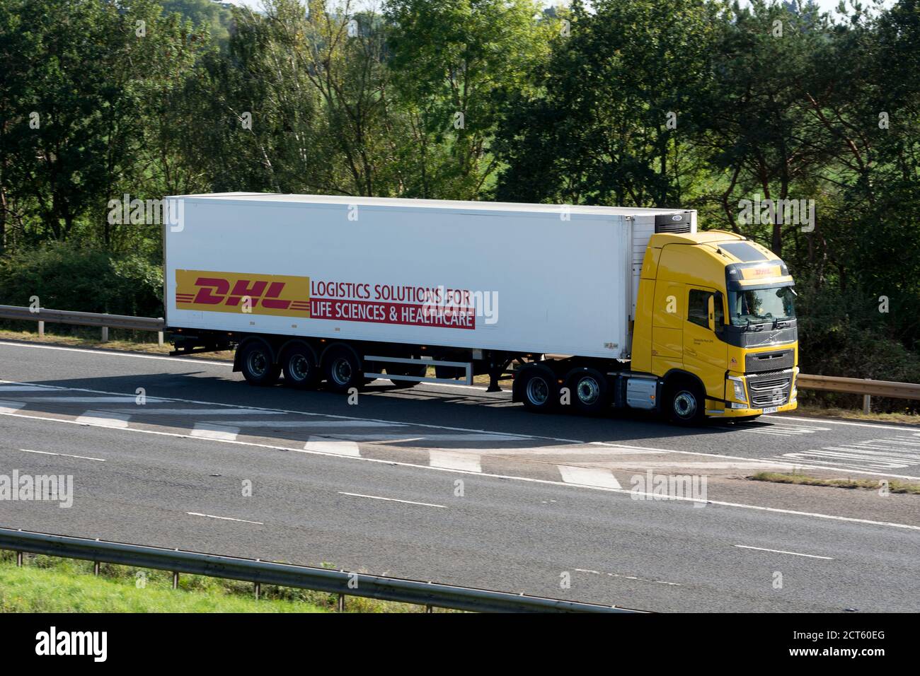 Ein DHL-Lastwagen, der die Autobahn M40 an der Anschlussstelle 15, Warwick, Großbritannien verlässt Stockfoto