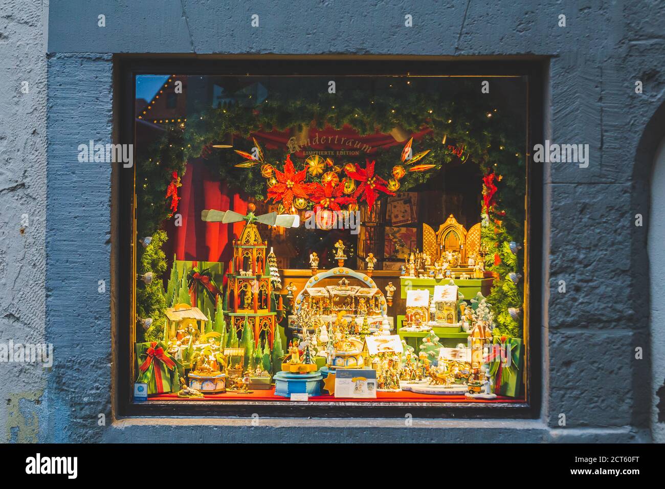 Rothenburg/Deutschland-1/1/19: Das weihnachtliche Museumsfenster ist für die Weihnachtsferien in Rothenburg ob der Tauber hell geschmückt. Die Stadt ist eine bekannte Stadt Stockfoto