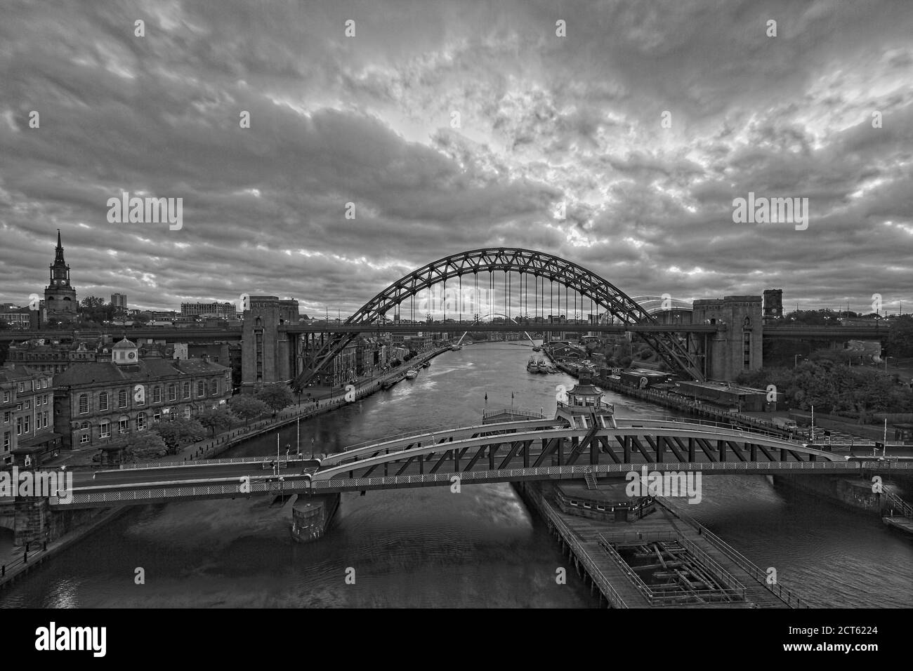 Die berühmte Tyne Bridge und Swing Bridge, die den Fluss Tyne bei Sonnenaufgang in Newcastle, Tyne und Wear, Nordostengland, überspannt Stockfoto