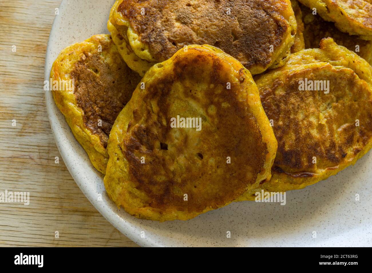 Draufsicht auf Teller mit Kürbispfannkuchen aus Mais Und Roggenmehl Kombination Stockfoto
