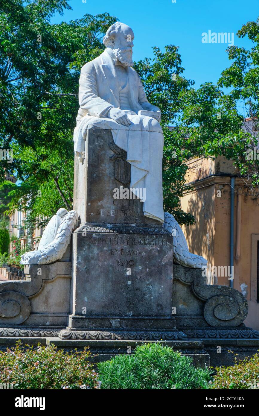 Detail des Denkmals für Eusebi Guell auf dem Juan Guell Platz, im Colonia Guell Bezirk in Santa Coloma de Cervello, Spanien Stockfoto