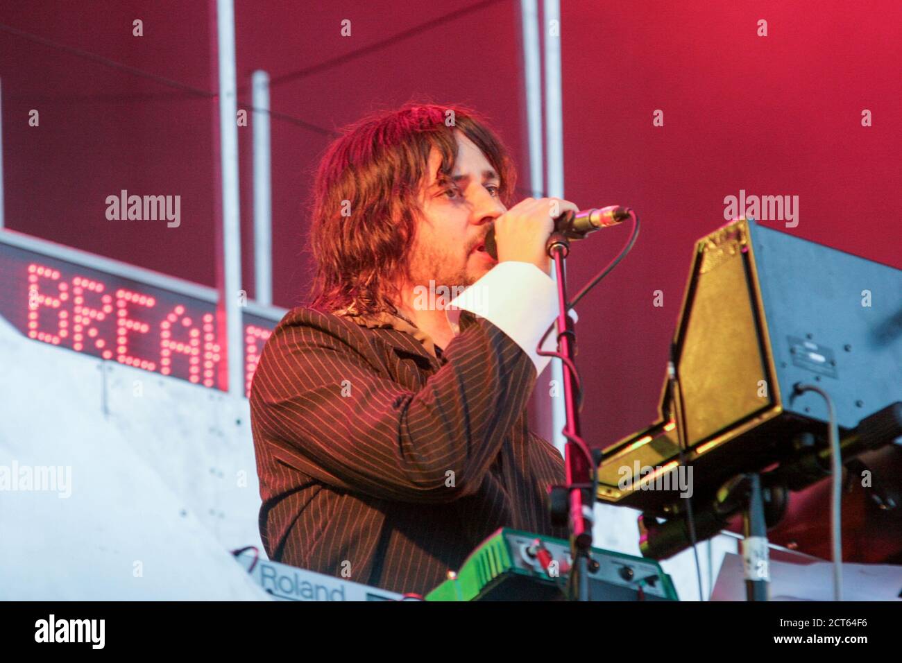 Das norwegische elektronische Musikduo Royksopp tritt beim Glastonbury Festival 2005, Somerset, England, Vereinigtes Königreich auf. Stockfoto