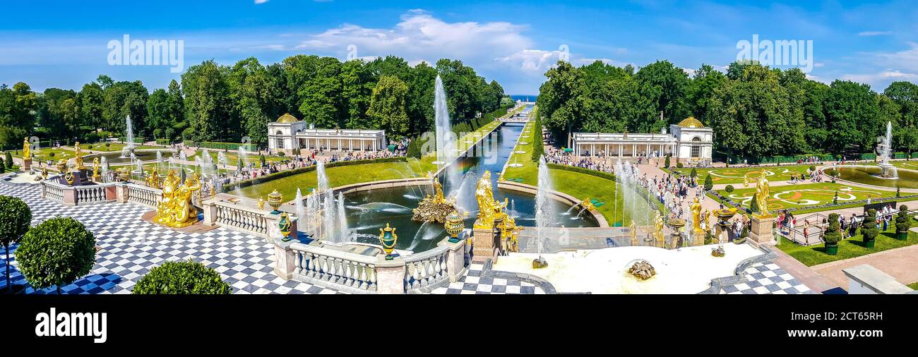 Die Grand Cascade. Der Samson-Brunnen und der Sea Channel. Peterhof, Russland Stockfoto