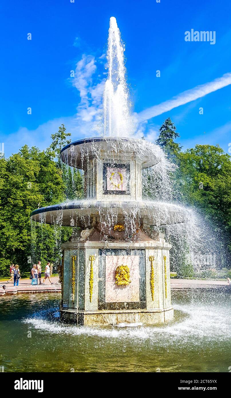 Römischer Brunnen im Schloss Peterhof und Parkensemble. Russland. Stockfoto