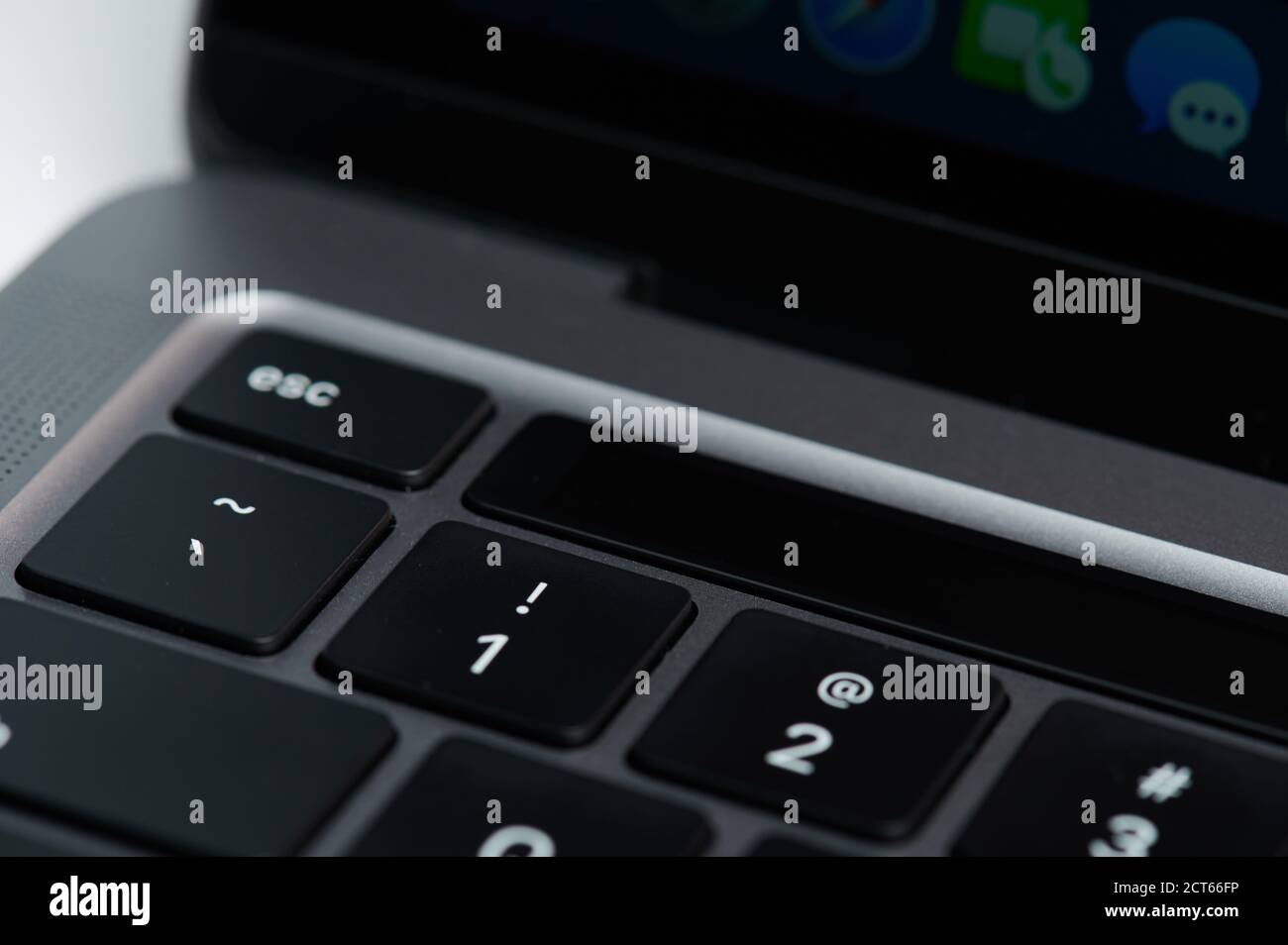 New york, USA - 15. September 2020: Nahaufnahme der macbook Pro Tastatur mit Touchbar und Bildschirm Stockfoto