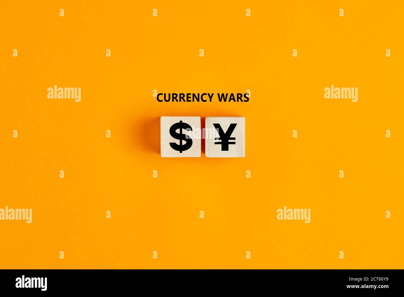 Dollar und Yuan oder Yen Währungssymbole auf Holzblöcken. Währung oder Handelskriege zwischen den vereinigten Staaten und china oder japan Konzept. Stockfoto
