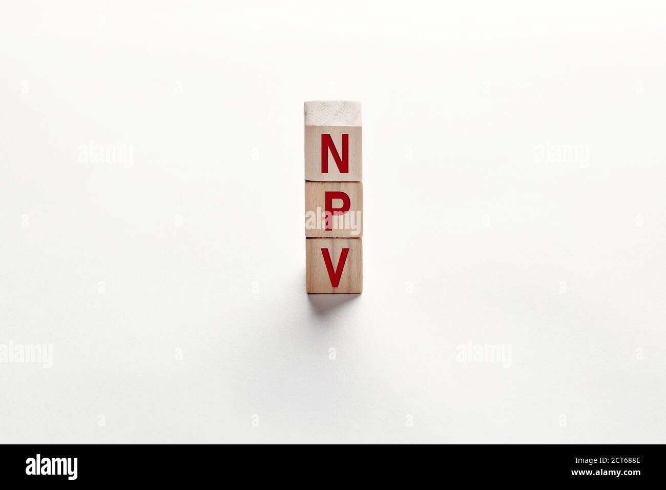Das Wort NPV Netto-Gegenwert-Mehrwertsteuer auf Holzwürfel vor weißem Hintergrund. Finanzmanagement und Investitionswachstum im Geschäftskonzept. Stockfoto