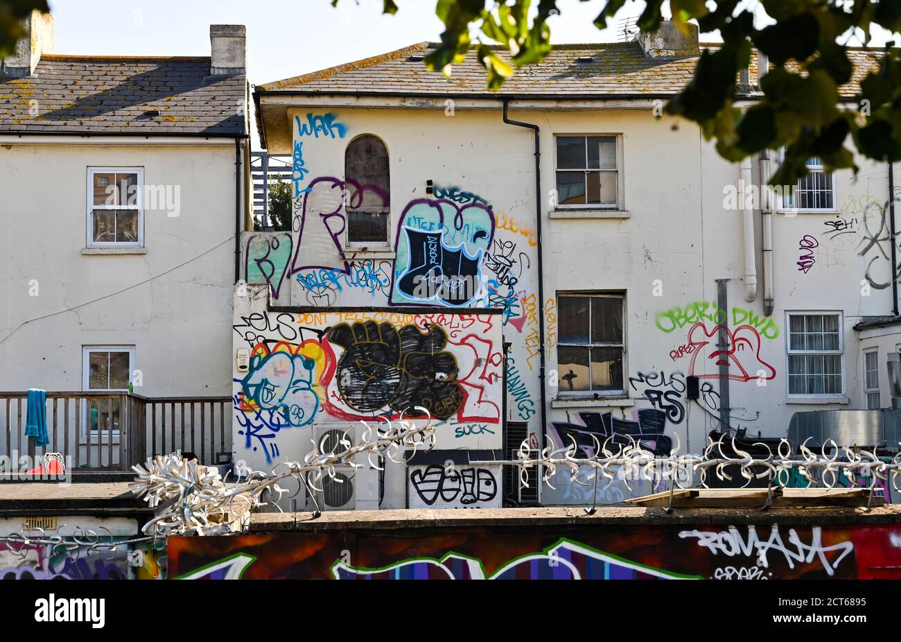 Brighton UK 21. September 2020 - Graffiti und Tagging rund um die Straßen von Brighton, die ein großes Problem in der Stadt geworden ist. Der gemeinderat hat vor kurzem eine Graffiti-Hotline gestartet, um nach Angriffen auf einige der beliebtesten Strukturen Brighton auf Tager zu stoßen. : Credit Simon Dack / Alamy Live News Stockfoto