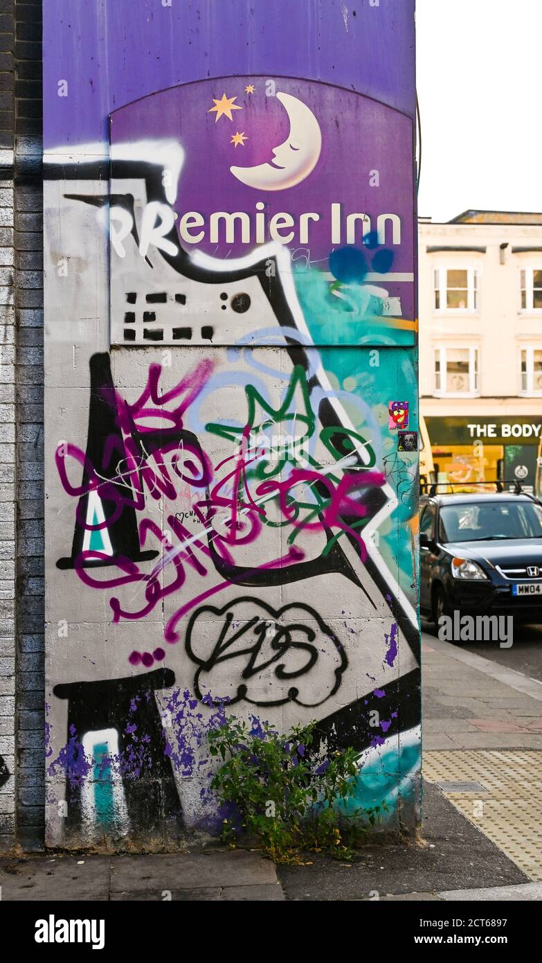 Brighton UK 21. September 2020 - EIN Premier Inn Schild mit Graffiti und Kennzeichnung rund um die Straßen von Brighton, die ein großes Problem in der Stadt geworden ist. Der gemeinderat hat vor kurzem eine Graffiti-Hotline gestartet, um nach Angriffen auf einige der beliebtesten Strukturen Brighton auf Tager zu stoßen. : Credit Simon Dack / Alamy Live News Stockfoto