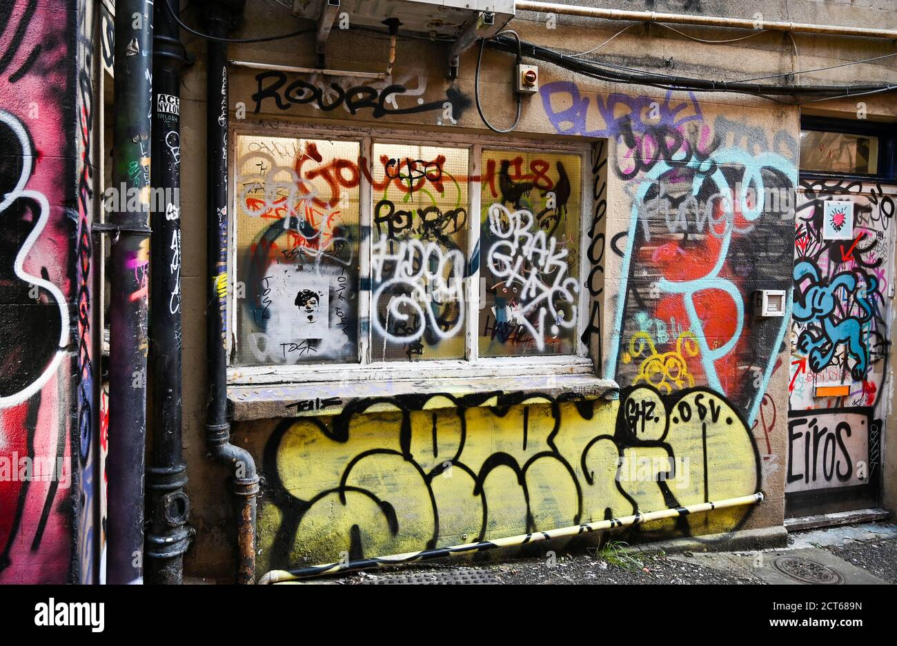 Brighton UK 21. September 2020 - Graffiti und Tagging rund um die Straßen von Brighton, die ein großes Problem in der Stadt geworden ist. Der gemeinderat hat kürzlich eine Graffiti-Hotline ins Leben gerufen, um nach Angriffen auf einige der beliebtesten Strukturen von Brighton die Tager zu knacken. : Credit Simon Dack / Alamy Live News Stockfoto