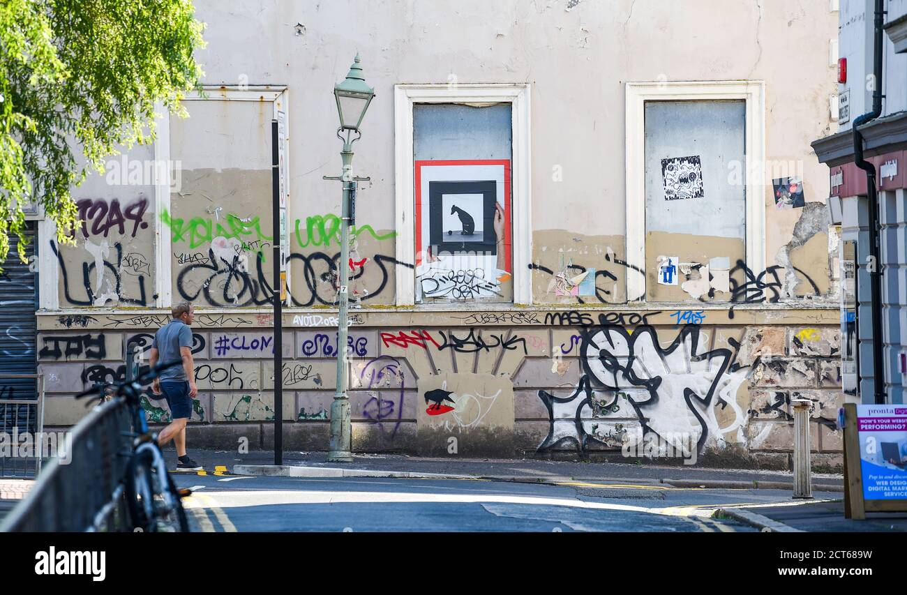Brighton UK 21. September 2020 - Graffiti und Tagging rund um die Straßen von Brighton, die ein großes Problem in der Stadt geworden ist. Der gemeinderat hat kürzlich eine Graffiti-Hotline ins Leben gerufen, um nach Angriffen auf einige der beliebtesten Strukturen von Brighton die Tager zu knacken. : Credit Simon Dack / Alamy Live News Stockfoto