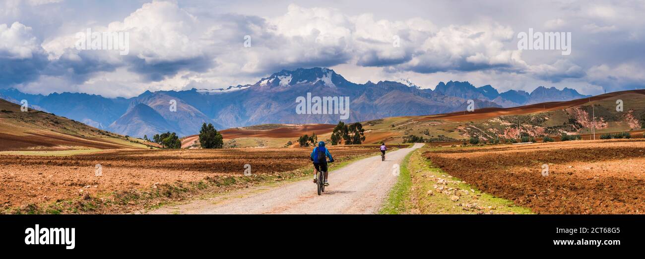 Cusco (Cuzco), Radfahren auf dem Land bei Maras, Provinz Cusco, Peru, Südamerika Stockfoto