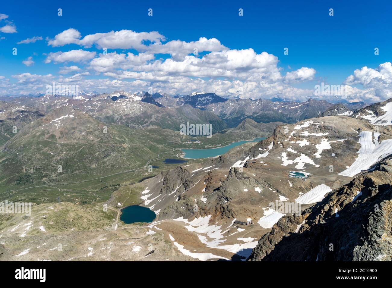 Der Berninapass mit dem hellen Lago Bianco, links davon der dunkle Lej Nair. The Lej da Diavolezza. Sicht vom Munt Pers. Stockfoto