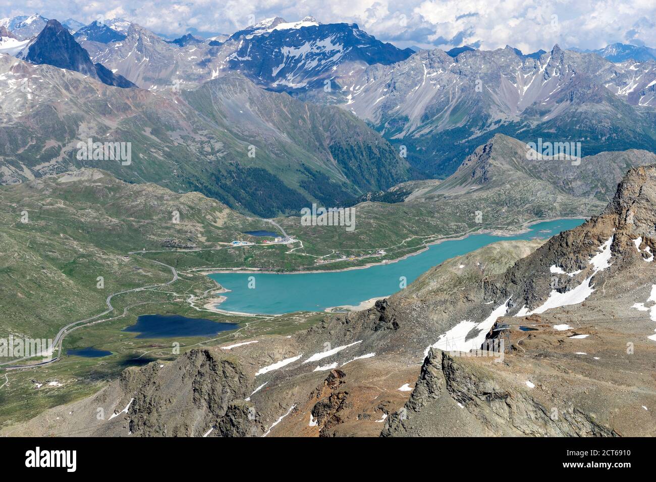 Der Berninapass mit dem hellen Lago Bianco, links davon der dunkle Lej Nair. Sicht vom Munt Pers. Stockfoto