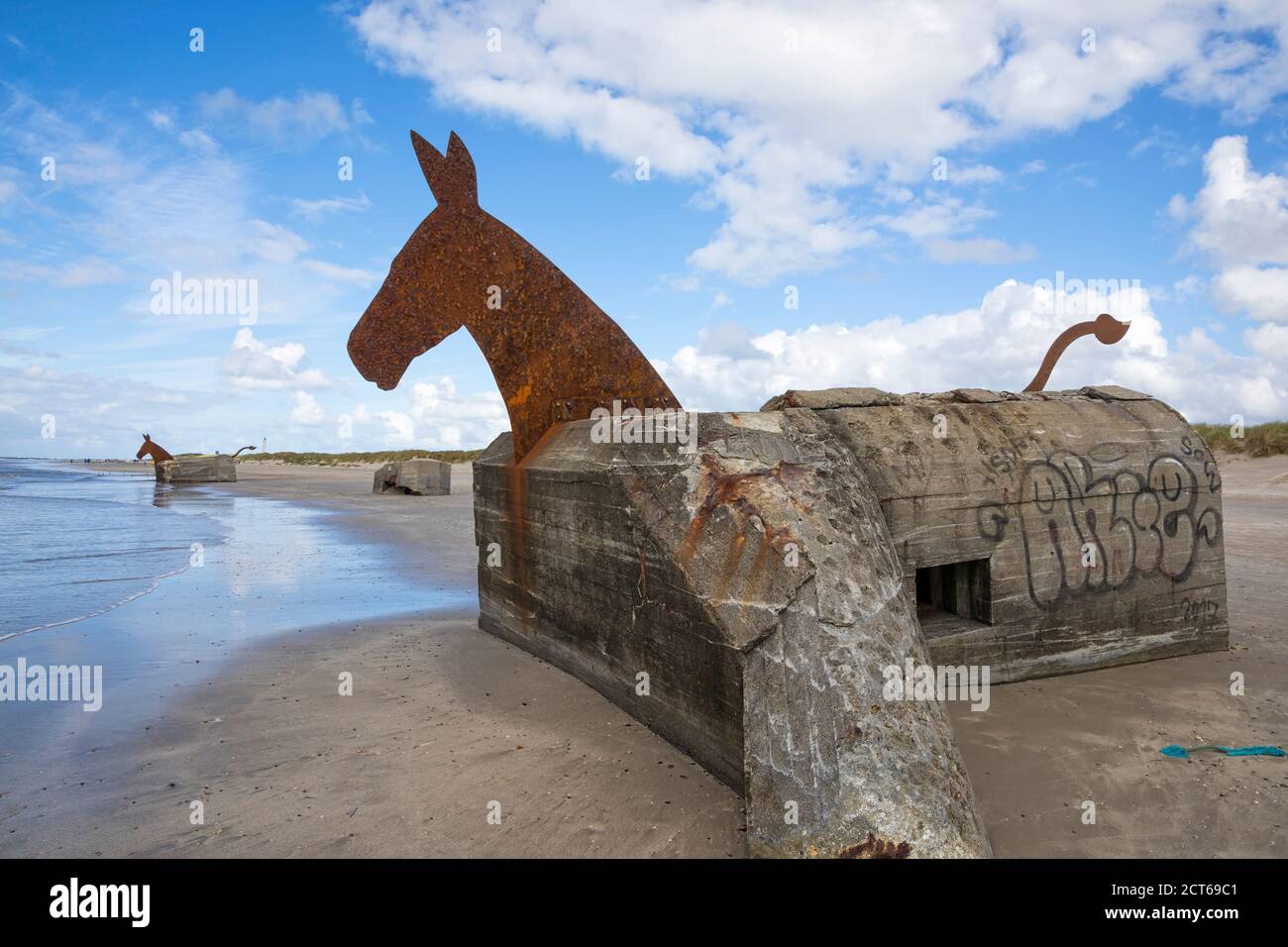 Blavand, Dänemark - Auguat 27, 2020: Bunker aus dem Zweiten Weltkrieg am Nordseestrand, der 1995 vom Künstler Bill Woodrow zu Maultieren oder Pferden umgebaut wurde Stockfoto