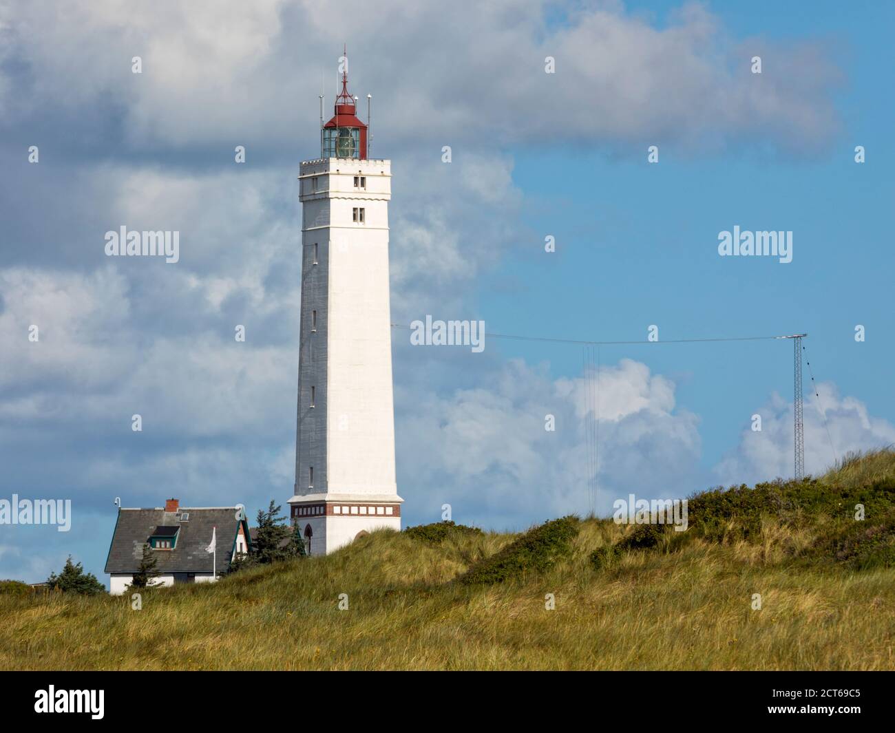 Leuchtturm bei Blåvand, Dänemark, Düne im Vordergrund Stockfoto