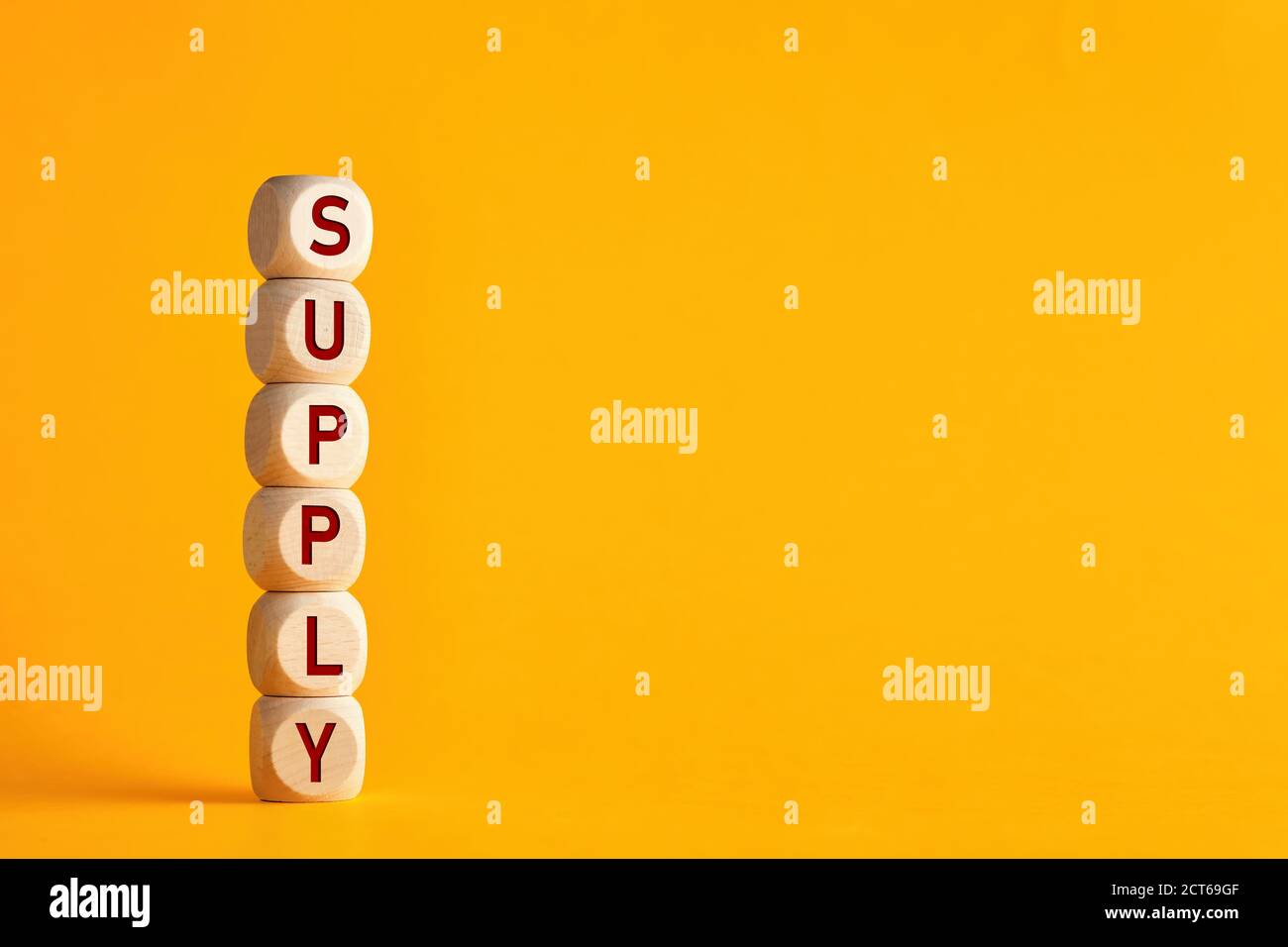 Das Wort Versorgung auf gestapelten Holzwürfeln. Steigerung des Angebots oder Wachstum der Wirtschaft oder des Geschäftskonzepts. Stockfoto