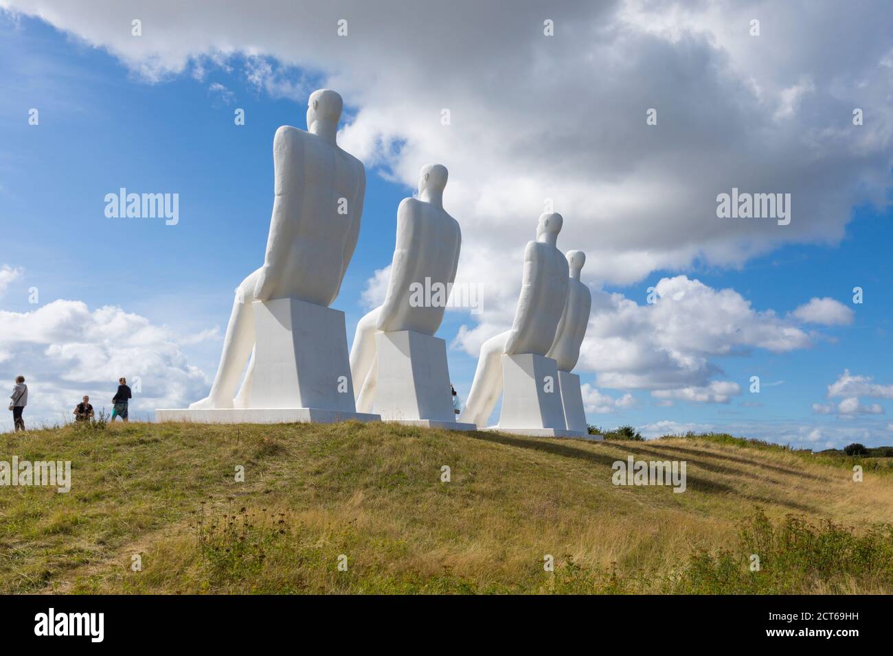 Esbjerg, Dänemark - 27. August 2020: Der kolossale Scultpure „Men at Sea“ von Svend Wiig Hansen am Ufer nahe dem Hafen der Stadt. Stockfoto