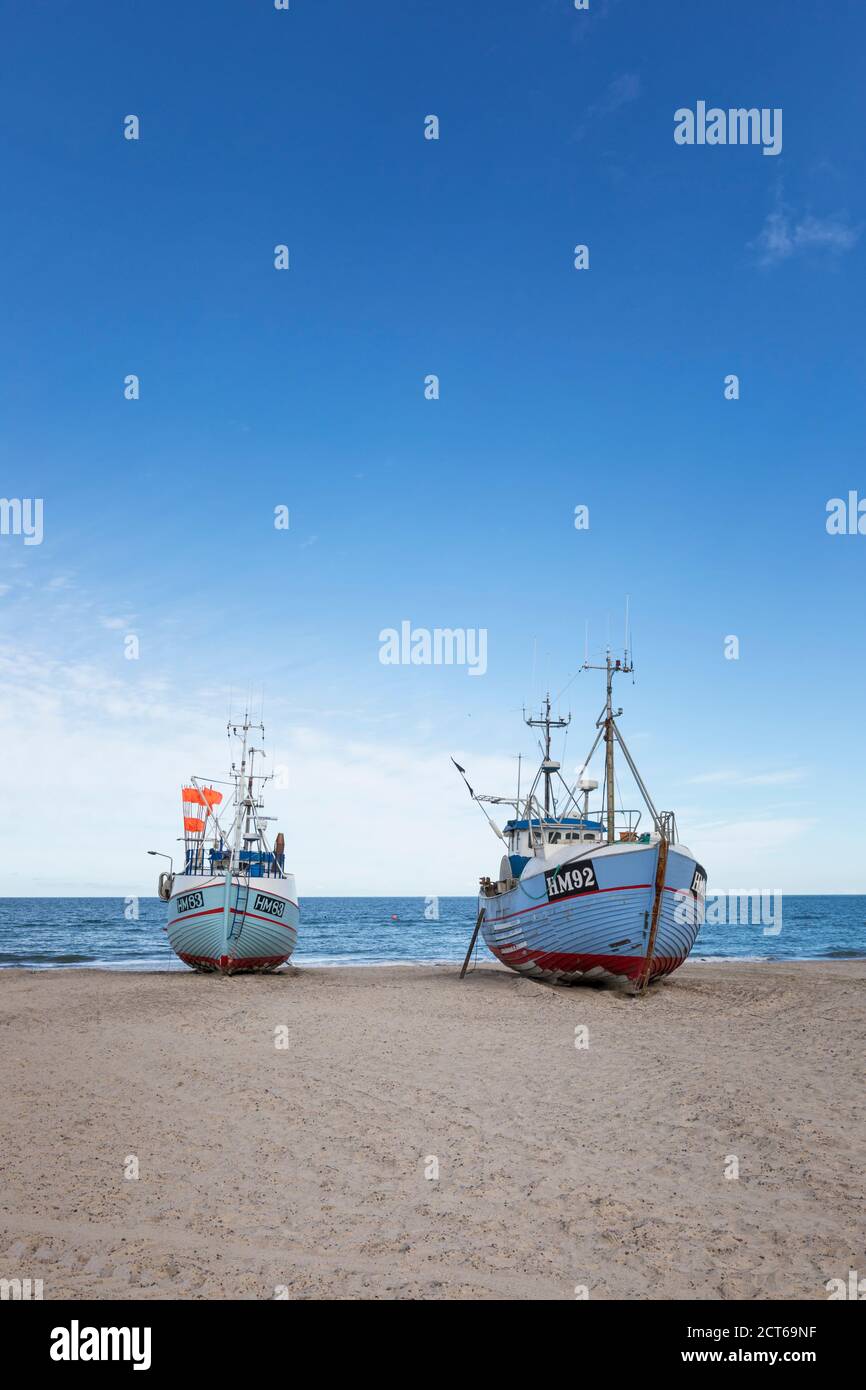 Fischerboote fuhren zum Thorup Strand in Jammerbugt Bay an Die dänische Nordseeküste Stockfoto