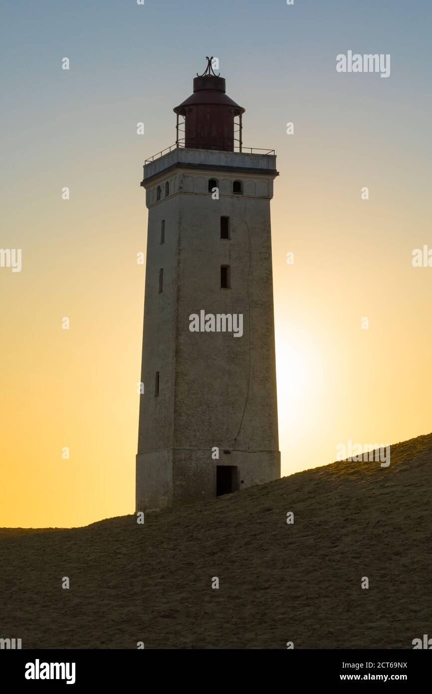 Rubjerg Knude Fyr, der Leuchtturm in Lønstrup, Jütland, Dänemark gegen Sonnenuntergang und klaren Himmel Stockfoto