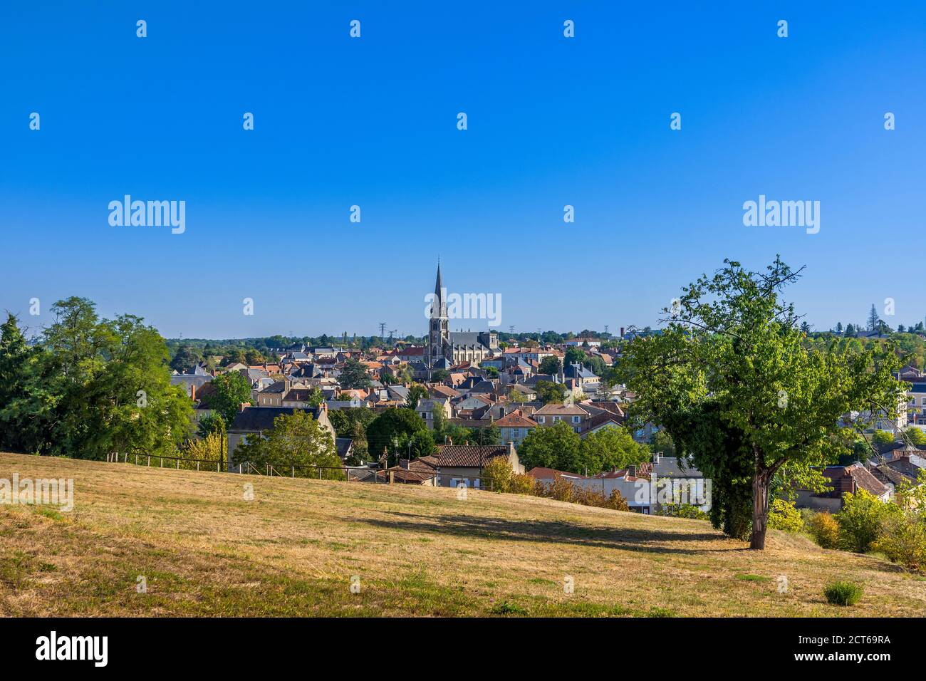 Panoramablick über die Stadt Montmorillon, Vienne (86), Frankreich. Stockfoto