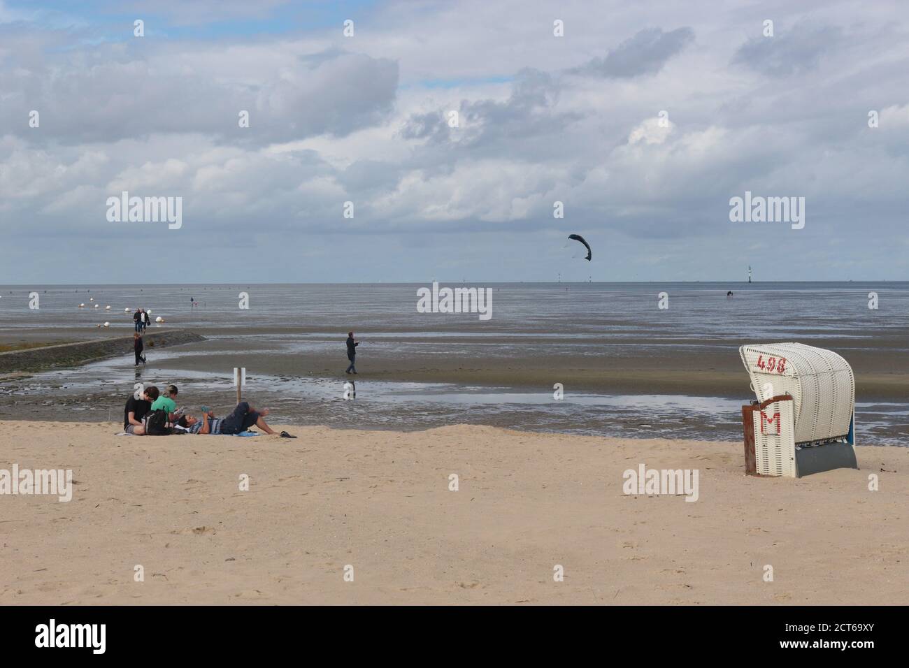 Liegen am Sandstrand an der Nordsee. Blick auf das wattenmeer. Cuxhaven, Norddeutschland, Europa. Stockfoto