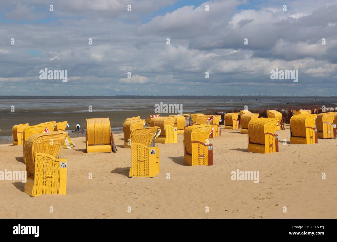 Liegen am Sandstrand an der Nordsee. Blick auf das wattenmeer. Cuxhaven, Norddeutschland, Europa. Stockfoto