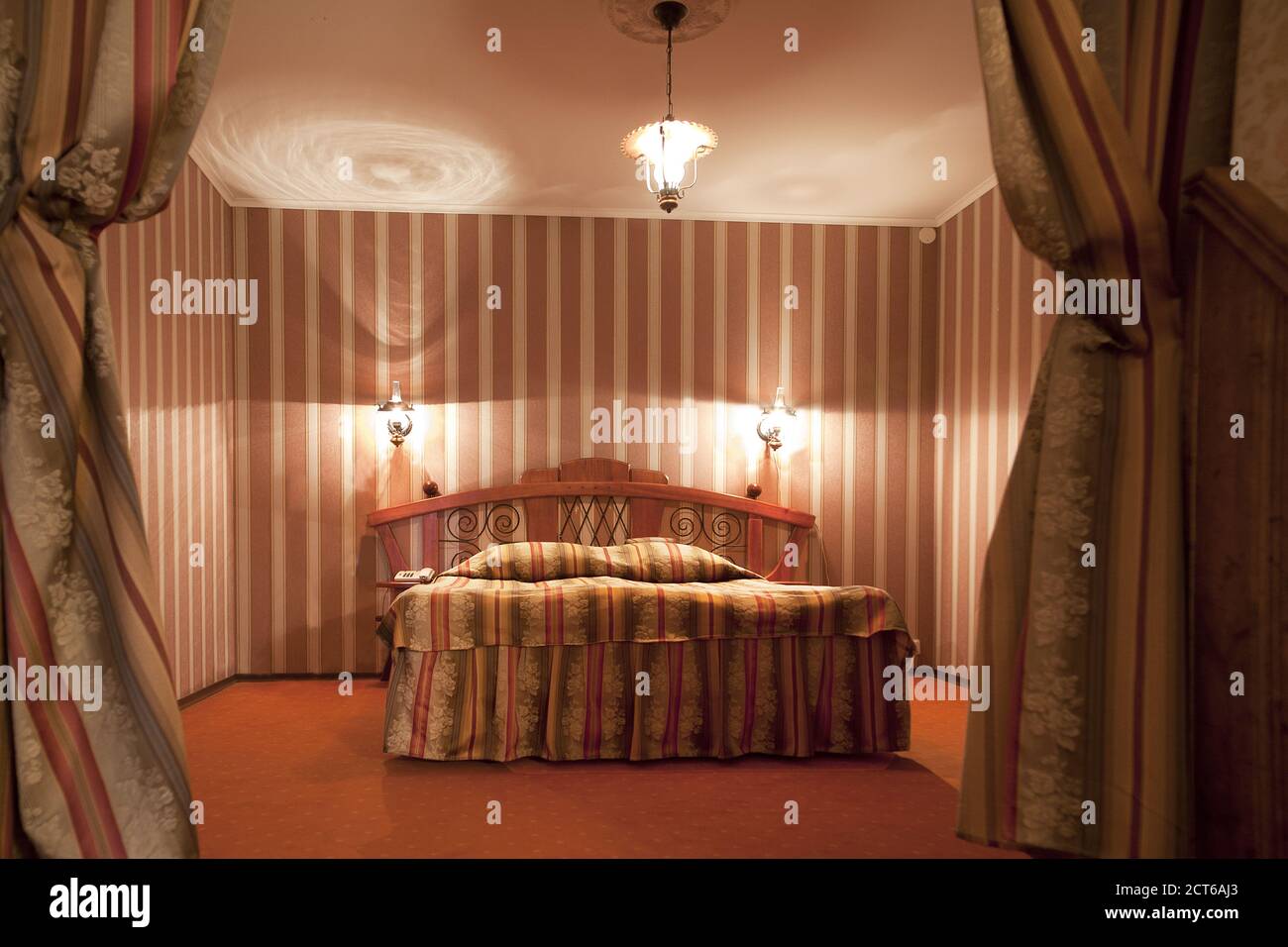 Ein Hotel mit altmodischen Zimmern im Retro-Stil und rustikalen Objekten. Stockfoto
