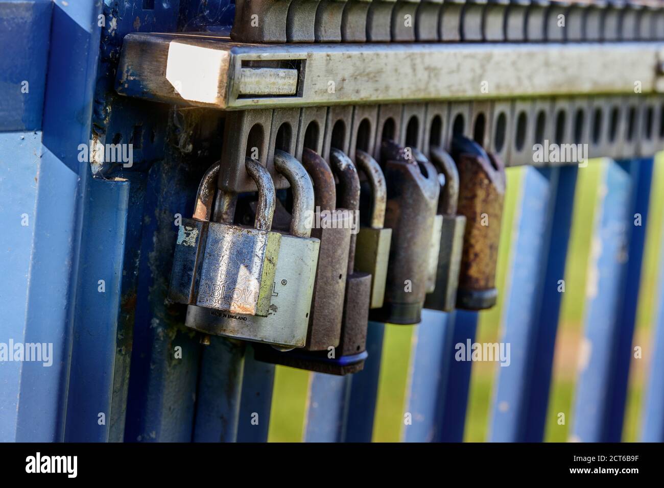 Viele Vorhängeschlösser, mit denen ein Tor zu einem Telekommunikationsturm gesichert wurde. Stockfoto