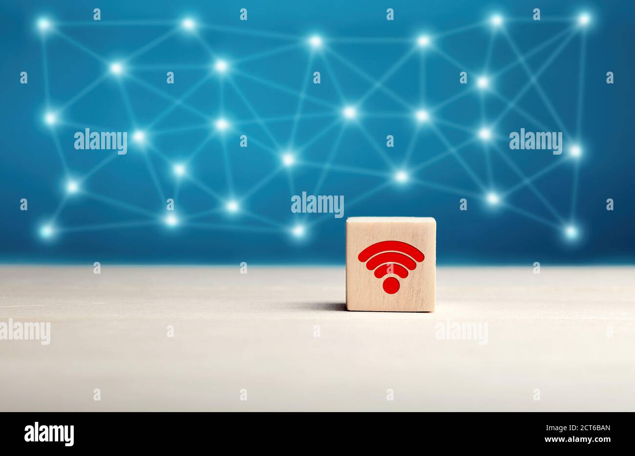 WiFi-Symbol auf Holzwürfel gegen Wireless-Verbindung Netzwerk Hintergrund. Wi-Fi-Verbindungsreichweite und drahtloses Netzwerkkonzept. Stockfoto