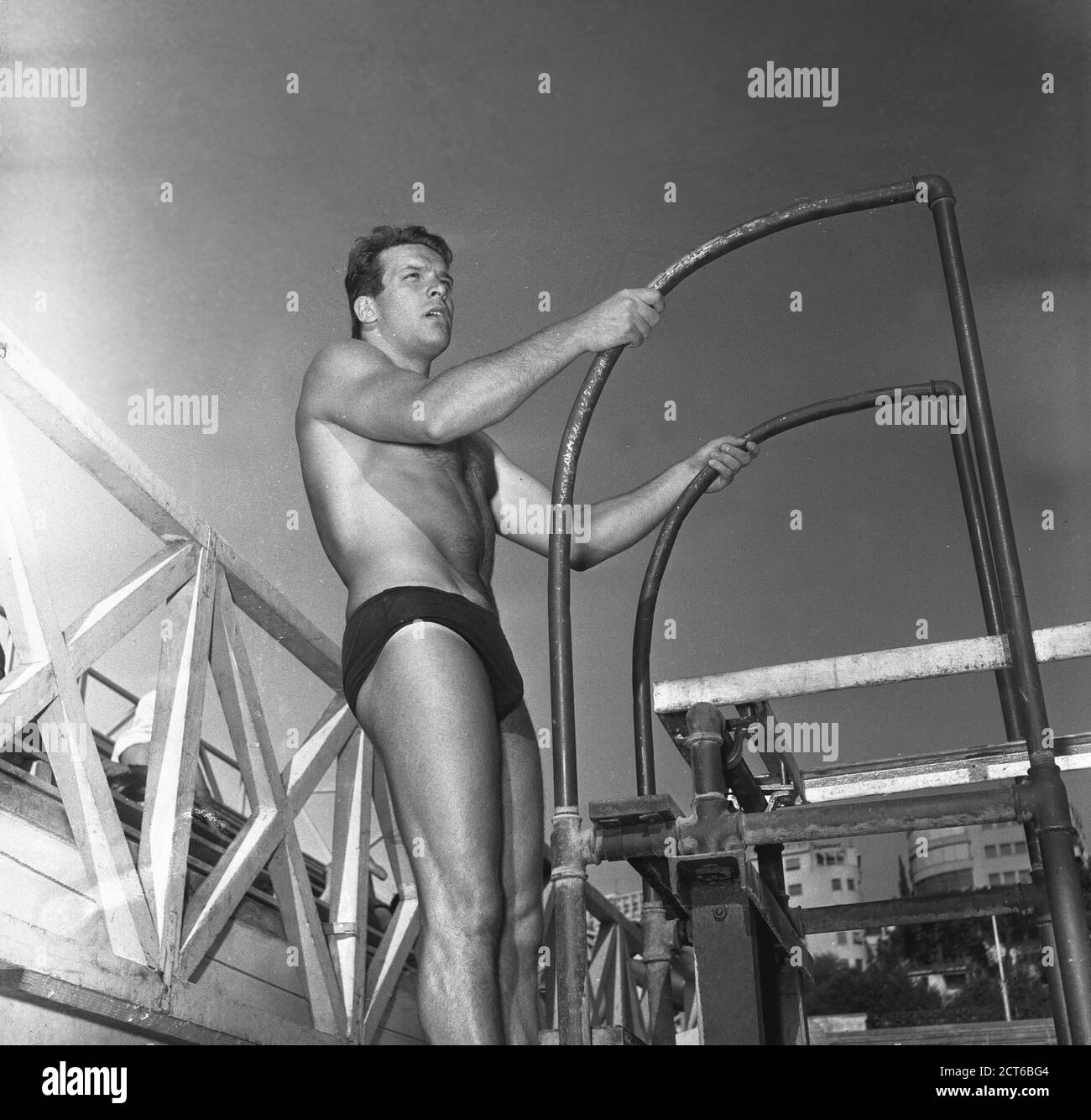 Carlo Pedersoli, alias Bud Spencer, Training am Lido für die Olympischen  Spiele, Bergamo, 2. juli 1952 Stockfotografie - Alamy