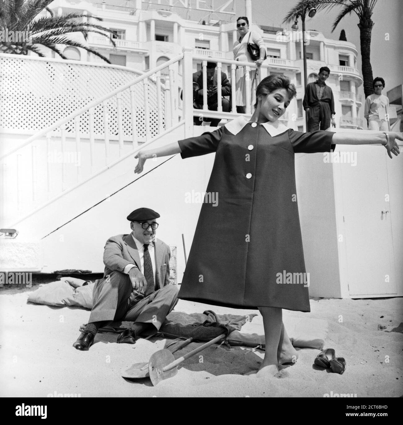 Cesare Zavattini und Cosetta Greco bei den 11. Filmfestspielen von Cannes, Mai 1958. Stockfoto